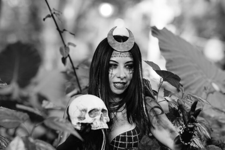 Moon Magic vs Traditional Witchcraft: Key Differences Explained