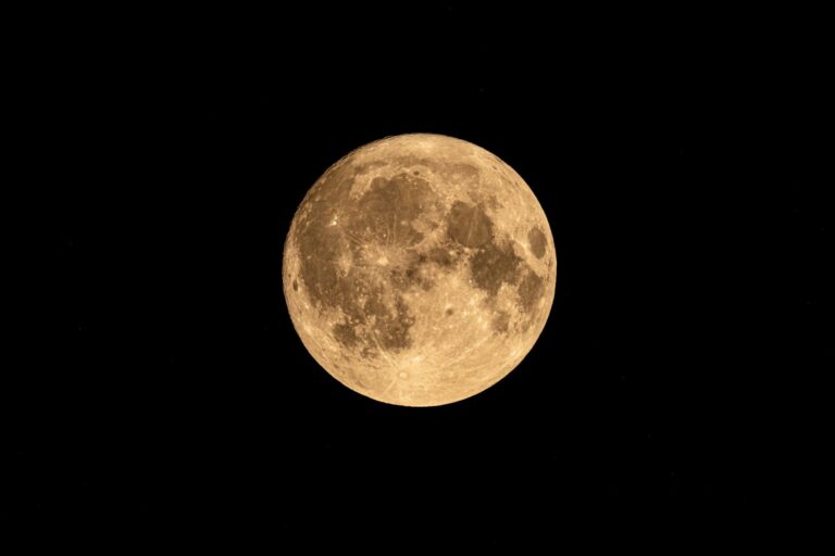 New Moon vs Full Moon Spells: Witchcraft Lunar Timing Guide