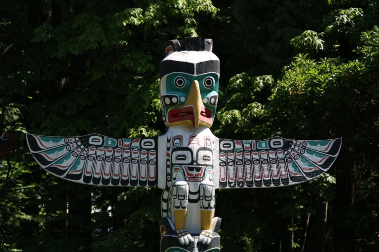 Animal Totems vs Spirit Animals: Understanding the Key Differences and Uses