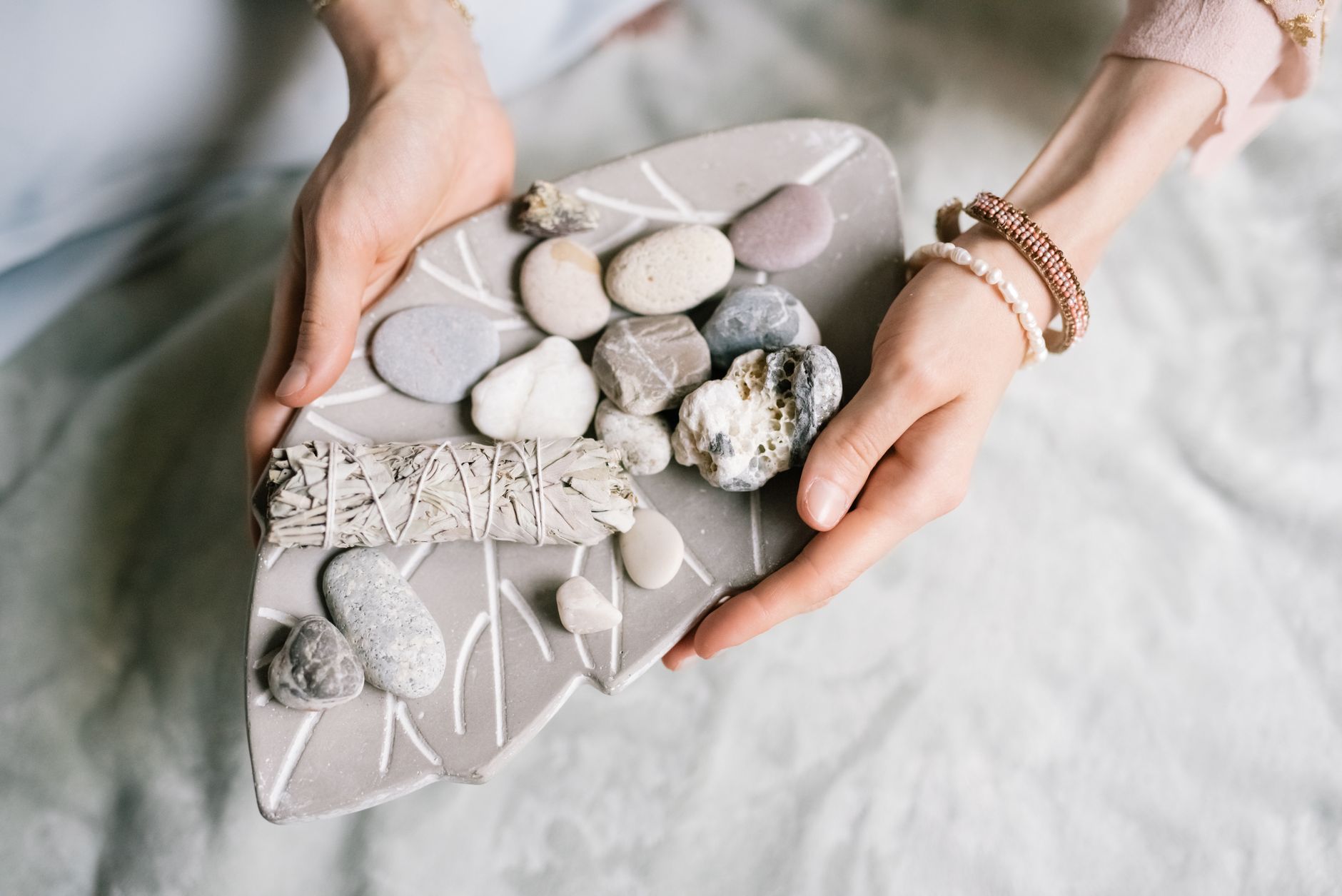 How to Cleanse and Charge Crystals Within a Lunar-Correspondence Framework — Crystal Correspondence vs Lunar Phases: Which Matters More
