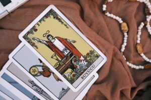 Üç Kart Tarot: Geçmiş, Şimdi, Gelecek Rehberi